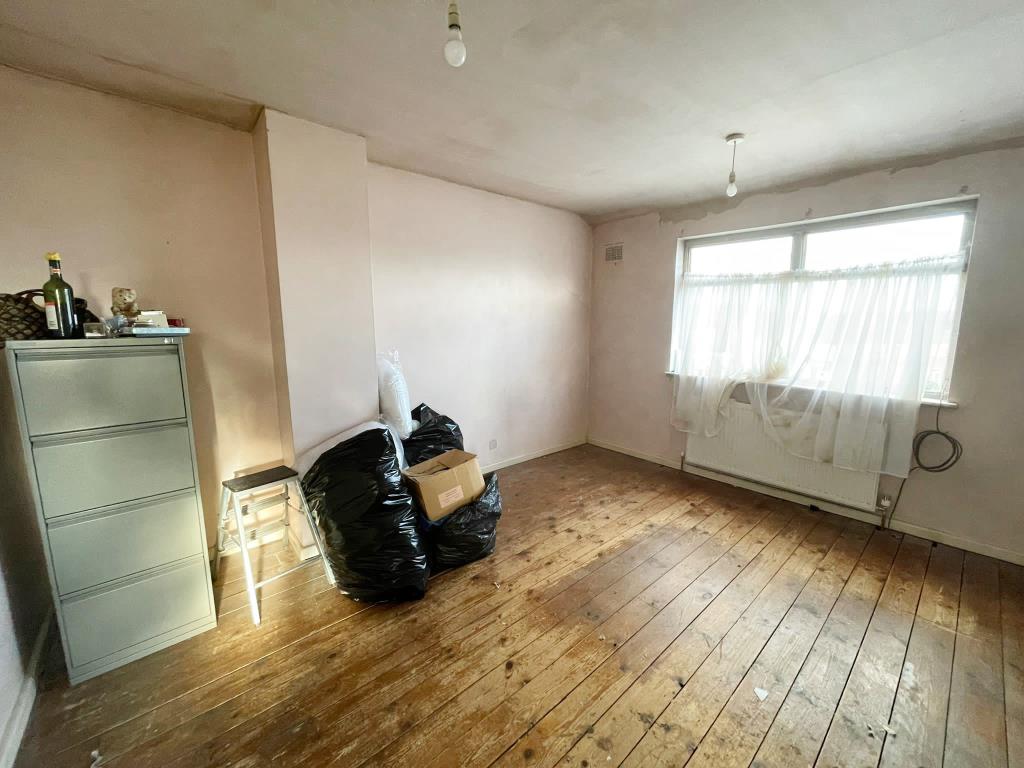 Lot: 116 - SEMI-DETACHED HOUSE FOR IMPROVEMENT - 